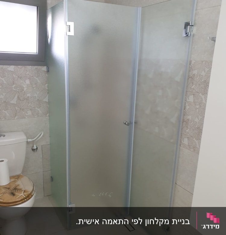 מקלחון זכוכית עם דלת פתוחה בחדר אמבטיה